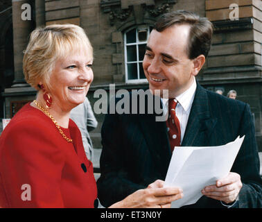 SNP-Konferenz in Perth, Party Leader Alex Salmond außerhalb der Konferenz mit Margaret Ewing.  23. September 1992. Stockfoto