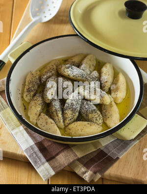 Skubánky. Kartoffelknödel mit Mohn. Mitteleuropa-Essen Stockfoto