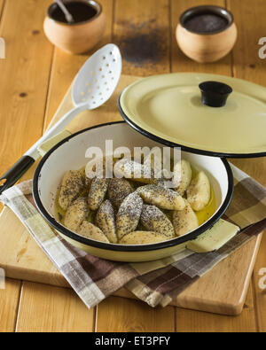 Skubánky. Kartoffelknödel mit Mohn. Mitteleuropa-Essen Stockfoto