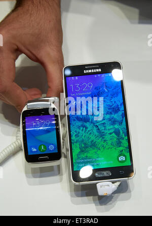Berlin, Deutschland, Smart Watch Gear S Smartphone und Galaxy Alpha Stockfoto