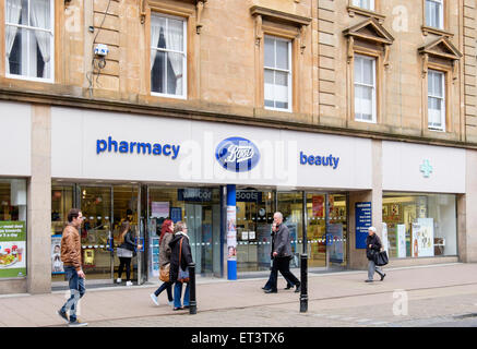 Stiefel Apotheke Apotheke Shop vorne mit Käufern, die draußen auf der High Street, Ayr, Ayrshire, Schottland, Großbritannien, Großbritannien Stockfoto