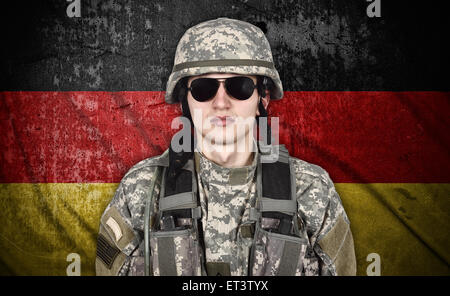 US-Soldat und Deutschland Flagge auf Hintergrund Stockfoto
