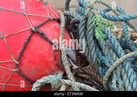 Abstrakte Muster und Formen in einem Fischerhafen Stockfoto