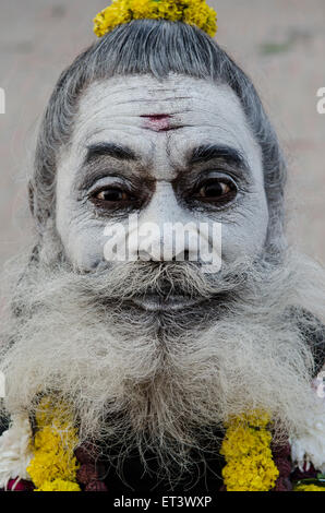 Ein Sadhu posiert für ein Foto an den Ufern des Ganges Stockfoto