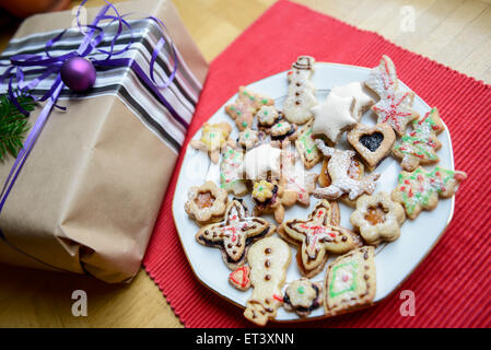 Hochwinkelansicht der Geschenkbox und lebkuchenweihnachtskekse im Teller, Bayern, Deutschland Stockfoto