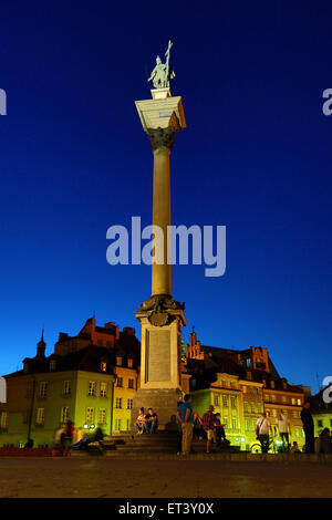 Schlossplatz mit Sigismund (Zygmund) Spalte in der Nacht in Warschau, Polen Stockfoto