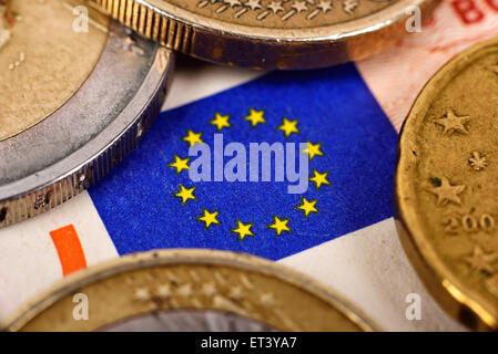 Euro-Münzen und Flagge auf Euro-Banknoten Stockfoto