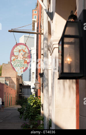 Blick auf die Gasse mit Geschäftstätigkeit in New Orleans Louisiana Stockfoto