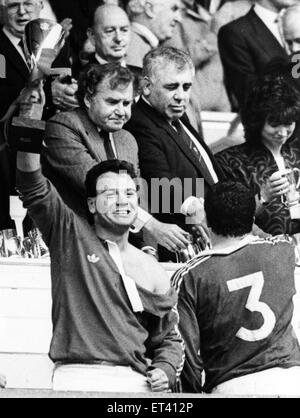 Walisischer Rugby-Union-Finale - Llanelli 28-13 Neath. Scharlachrote Versuch hebt Sterne Ieuan Evans, Schweppes-Cup nach seiner Seite Neath schlagen und den nationalen Boden. 7. Mai 1988. Stockfoto