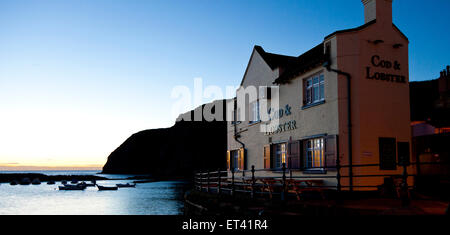 Sunrise erhellt die Cod und Hummer Pub im Dorf Staithes North Yorkshire Stockfoto