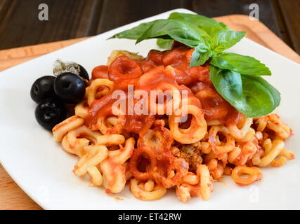 kleine Ringe der sizilianische Pasta mit Oliven und Kapern Tomaten Stockfoto