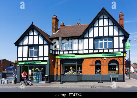 Einem geschlossenen Pub in Süd-London, jetzt eine Genossenschaft Lebensmittelgeschäft. Stockfoto