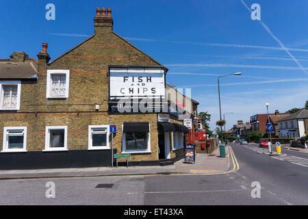 Ein Fish and Chips Laden an der Ecke einer Wohnstraße in Südlondon. Stockfoto