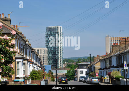 Spätviktorianische Immobilien an der Brookbank Road in Lewisham, South East London, Großbritannien, mit Blick auf das Zentrum von Lewisham Stockfoto