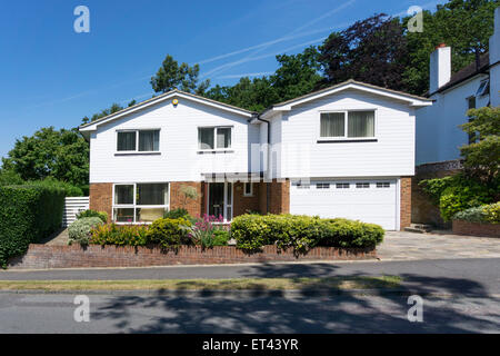 Modernes, freistehendes Haus in Bromley, Süd-London mit integrierte Doppel-Garage. Stockfoto