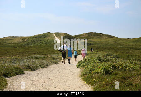 Sylt, Deutschland, Wandern Menschen durch die Duenenlandschaft in Rantum Stockfoto