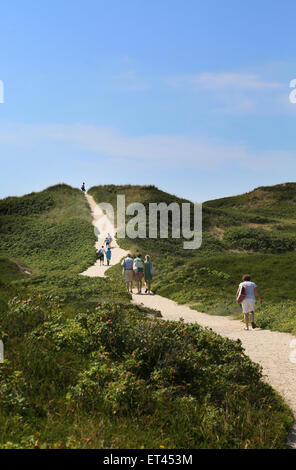 Sylt, Deutschland, Wandern Menschen durch die Duenenlandschaft in Rantum Stockfoto