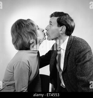 Sterne von der Ehe Lines, BBC-TV-Comedy-Serie führt einen unbeschwerten Blick auf neu vermählten. Prunella Scales als Kate Starling & Richard Briers als George Starling. 25. September 1964. Stockfoto