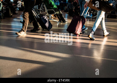 Passagiere in Abflughalle am Flughafen Dublin Irland Stockfoto
