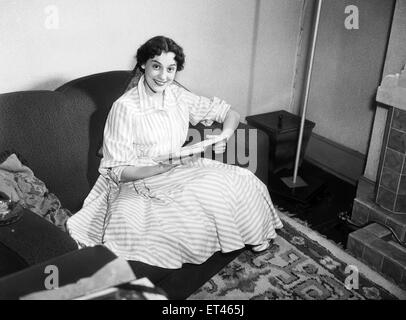 Ein Porträt von Anne Rogers, der wurde in Liverpool geboren und ist eine englische Schauspielerin, Tänzerin und Sängerin. 15. Januar 1954 Stockfoto