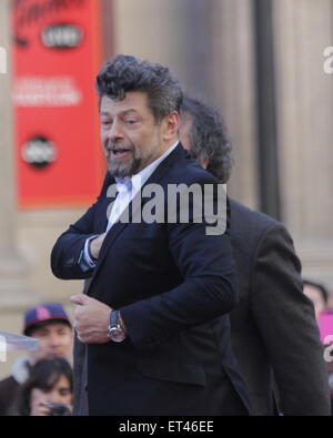 Peter Jackson erhält einen Stern auf dem Hollywood Walk of Fame, verbunden durch die Besetzung von the Hobbit.  Mit: Andy Serkis Where: Los Angeles, California, Vereinigte Staaten von Amerika bei: Kredit-8. Dezember 2014: Josiah True/WENN.com Stockfoto