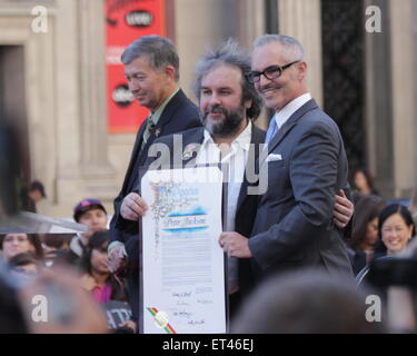 Peter Jackson erhält einen Stern auf dem Hollywood Walk of Fame, verbunden durch die Besetzung von the Hobbit.  Mitwirkende: Peter Jackson wo: Los Angeles, California, Vereinigte Staaten von Amerika bei: Kredit-8. Dezember 2014: Josiah True/WENN.com Stockfoto