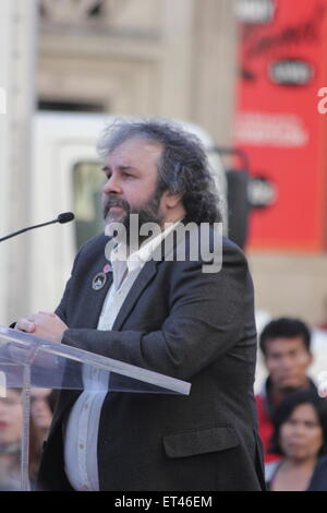 Peter Jackson erhält einen Stern auf dem Hollywood Walk of Fame, verbunden durch die Besetzung von the Hobbit.  Mitwirkende: Peter Jackson wo: Los Angeles, California, Vereinigte Staaten von Amerika bei: Kredit-8. Dezember 2014: Josiah True/WENN.com Stockfoto