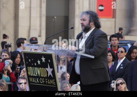 Peter Jackson erhält einen Stern auf dem Hollywood Walk of Fame, verbunden durch die Besetzung von the Hobbit.  Mitwirkende: Peter Jackson wo: Los Angeles, California, Vereinigte Staaten von Amerika bei: Kredit-8. Dezember 2014: Josiah True/WENN.com Stockfoto