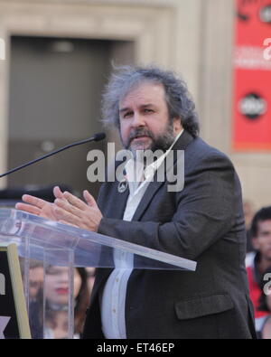 Peter Jackson erhält einen Stern auf dem Hollywood Walk of Fame, verbunden durch die Besetzung von the Hobbit.  Mitwirkende: Peter Jackson wo: Los Angeles, California, Vereinigte Staaten von Amerika bei: Kredit-8. Dezember 2014: Josiah True/WENN.com Stockfoto