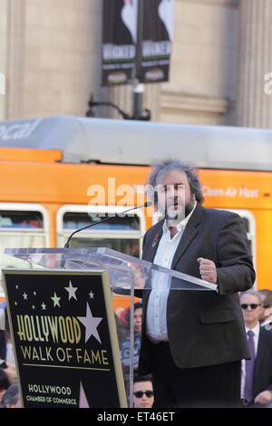 Peter Jackson erhält einen Stern auf dem Hollywood Walk of Fame, verbunden durch die Besetzung von the Hobbit.  Mitwirkende: Peter Jackson wo: Los Angeles, California, Vereinigte Staaten von Amerika bei: Kredit-8. Dezember 2014: Josiah True/WENN.com Stockfoto