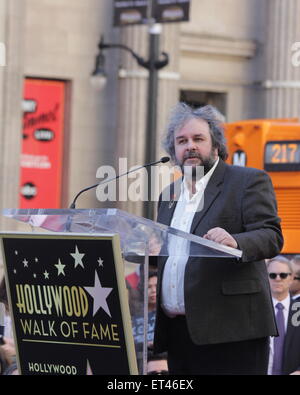 Peter Jackson erhält einen Stern auf dem Hollywood Walk of Fame, verbunden durch die Besetzung von the Hobbit.  Mitwirkende: Peter Jackson wo: Los Angeles, California, Vereinigte Staaten von Amerika bei: Kredit-8. Dezember 2014: Josiah True/WENN.com Stockfoto