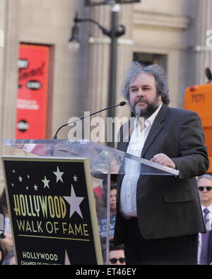 Peter Jackson erhält einen Stern auf dem Hollywood Walk of Fame, verbunden durch die Besetzung von the Hobbit.  Mitwirkende: Peter Jackson wo: Los Angeles, California, Vereinigte Staaten von Amerika bei: Kredit-8. Dezember 2014: Josiah True/WENN.com Stockfoto