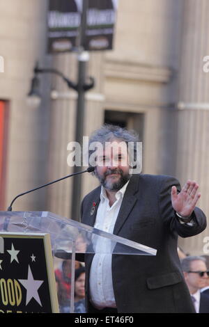 Peter Jackson erhält einen Stern auf dem Hollywood Walk of Fame, verbunden durch die Besetzung von the Hobbit.  Mitwirkende: Peter Jackson wo: Los Angeles, California, Vereinigte Staaten von Amerika bei: Kredit-8. Dezember 2014: Josiah True/WENN.com Stockfoto