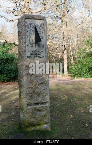 Willett Memorial Sonnenuhr in Pett Holz.  SIEHE DETAILS IN DER BESCHREIBUNG. Stockfoto