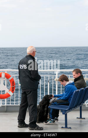 Ein Gespräch mit Passagieren auf der Northlink Ferries MV Hamnavoe zwischen Scrabster und Stromness auf Orkney RSPB-Leitfaden. Stockfoto