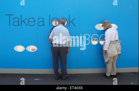 Ein Alter Mann und eine Frau Aussehen durch eine Anzeige bei der BA i360 Aussichtsturm während der Bauphase. Stockfoto