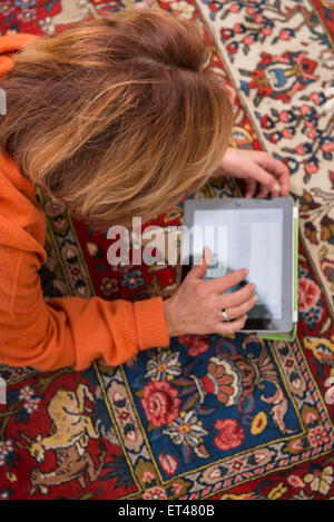 Entspannte senior Frau arbeitet eine digitale-Tablette, München, Bayern, Deutschland Stockfoto