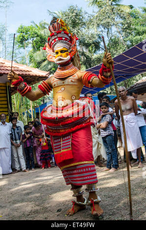 Ein Tänzer Tänzer in Vorbereitung auf induzierte Trance an die alte Tradition des Theyyam aus Malabar im nördlichen Kerrala Stockfoto