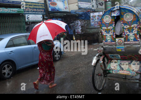 Dhaka, Bangladesch. 11. Juni 2015. DHAKA, Bangladesch - 11. Juni: eine Frauen gehen auf der Straße mit Schirm bei Regen in Dhaka am 11. Juni 2015. © Zakir Hossain Chowdhury/ZUMA Draht/Alamy Live-Nachrichten Stockfoto