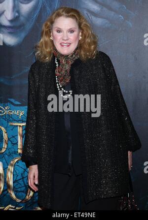 Die Weltpremiere des Films musikalisch in den Wald im Ziegfeld Theatre - Ankünfte.  Mitwirkende: Celia Weston wo: New York, New York, Vereinigte Staaten von Amerika bei: Kredit-9. Dezember 2014: Joseph Marzullo/WENN.com Stockfoto