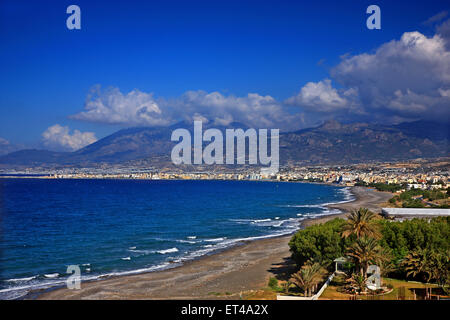 Panoramablick von Ierapetra Stadt, Lasithi, Kreta, Griechenland. Im Hintergrund Dikti Gebirge auch bekannt als "Lasithitika Berge" Stockfoto