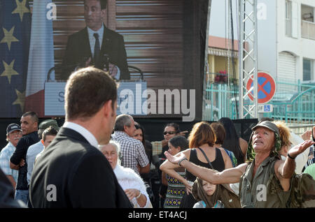 11. Juni 2015 - Saint-Joseph, Ile De La RÃ © Union, Frankreich - anlässlich seines Besuchs in La Réunion, Mittwoch, 11. Juni 2014, der französische Premierminister Manuel Valls, nahm einen Rundgang in den Straßen von St. Joseph, vor der Unterzeichnung, neben stellvertretender Bürgermeister Patrick Lebreton, einer Charta für die Beschäftigung mit den lokalen Unternehmen (Credit-Bild: © Valerie Koch/ZUMA Wire/ZUMAPRESS.com) Stockfoto