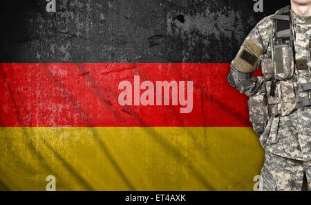 US-Soldat und Deutschland Flagge auf Hintergrund Stockfoto