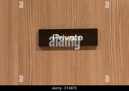 Moderne 'Private' Schild an einem hölzernen Innenraum Bürotür. Stockfoto