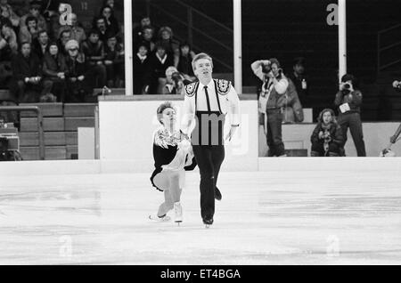 1984 Olympischen Winterspiele, 12. Februar 1984. Eiskunstlauf, vierte Runde Zetra Stadion, Sarajevo, Jugoslawien. Jayne Torvill und Christopher Dean führen ihre Paso Doble-Routine. Stockfoto