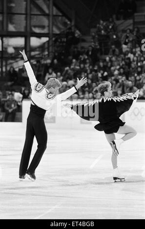 1984 Olympischen Winterspiele, 12. Februar 1984. Eiskunstlauf, vierte Runde Zetra Stadion, Sarajevo, Jugoslawien. Jayne Torvill und Christopher Dean führen ihre Paso Doble-Routine. Stockfoto