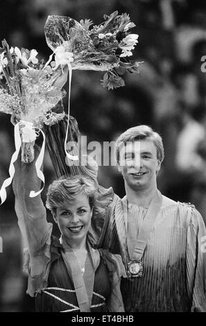 1984 Olympischen Winterspiele, 14. Februar 1984. Eiskunstlauf, Siegerehrung, Zetra Stadion, Sarajevo, Jugoslawien. Jayne Torvill und Christopher Dean zerbrach eine beispiellose 12 Bestnoten gewinnt die Goldmedaille für diese Leistung der Routine Bolero. Stockfoto