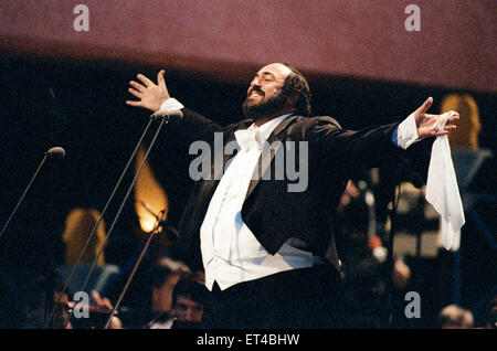 Luciano Pavarotti, der italienische Opern Tenor singt bei einem Konzert im Londoner Hyde Park im Freien. Dies war ein kostenloses Konzert zu feiern seine 30 Jahre in der Oper. 30. Juli 1991. Stockfoto