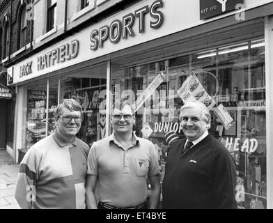 Jack Hatfield, Inhaber von Sport-Shop, Jack Hatfield Sport, Middlesbrough, mit Söhne Tom und Peter, 15. Oktober 1987. Stockfoto