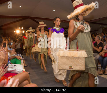 Papeete, Französisch-Polynesien. 10. Juni 2015. Modelle auf dem Laufsteg tragen Fenua Pop auf Tahiti Fashion Week in Pape'ete, Französisch-Polynesien auf Mittwoch, 10. Juni 2015. Bildnachweis: KELLY FAJACK/Alamy Live-Nachrichten Stockfoto